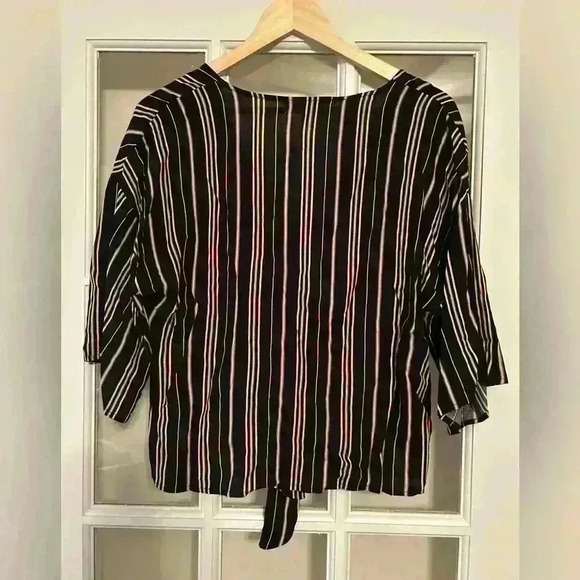 Maurice’s Women’s Cropped Short Sleeve Blouse Black/Tan Strip Button Knot Size M - Picture 3 of 9